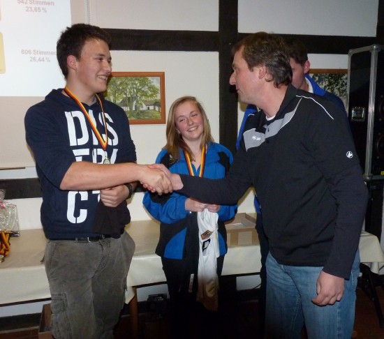 K3_Bundestrainer_gratuliert_Jonas